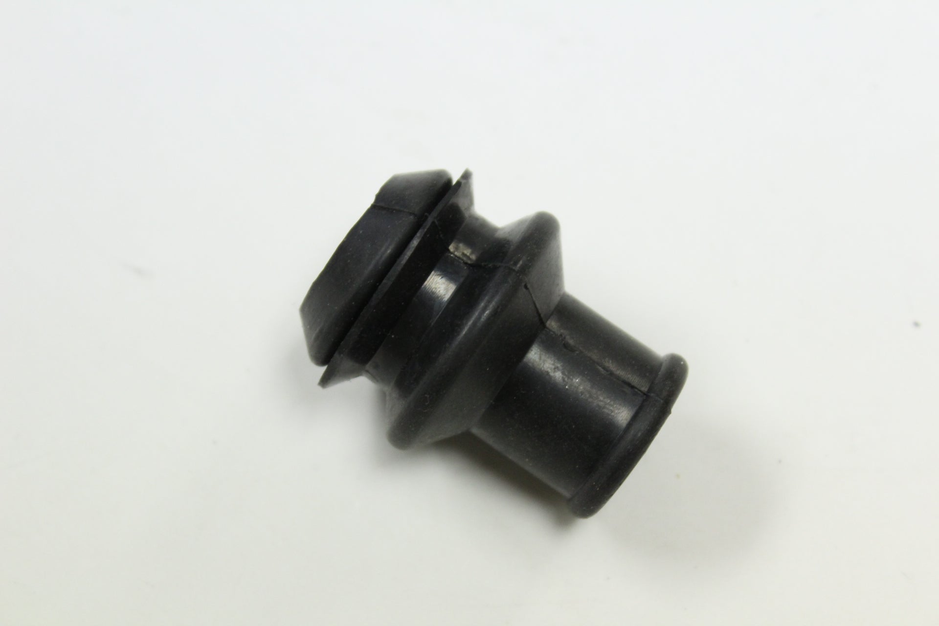 Q148-202 - Headlight Wiring Grommet, Early