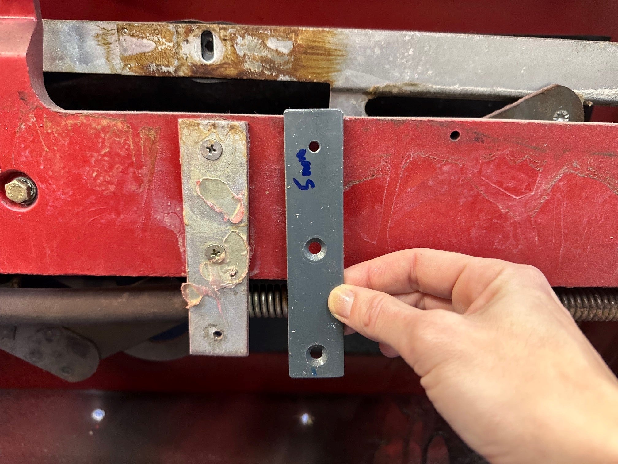 R242-004 -	 Armrest Door Bracket/Mount