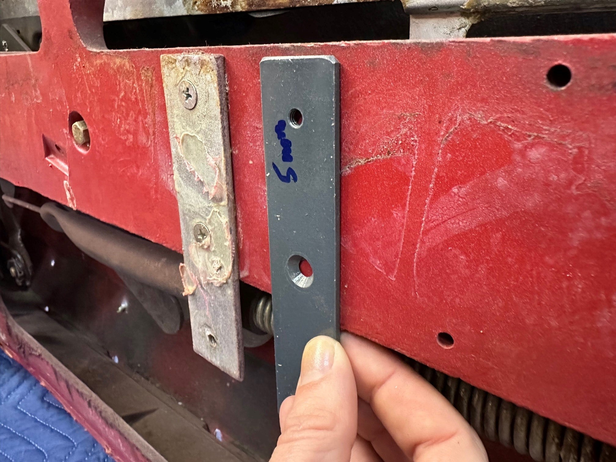 R242-004 -	 Armrest Door Bracket/Mount