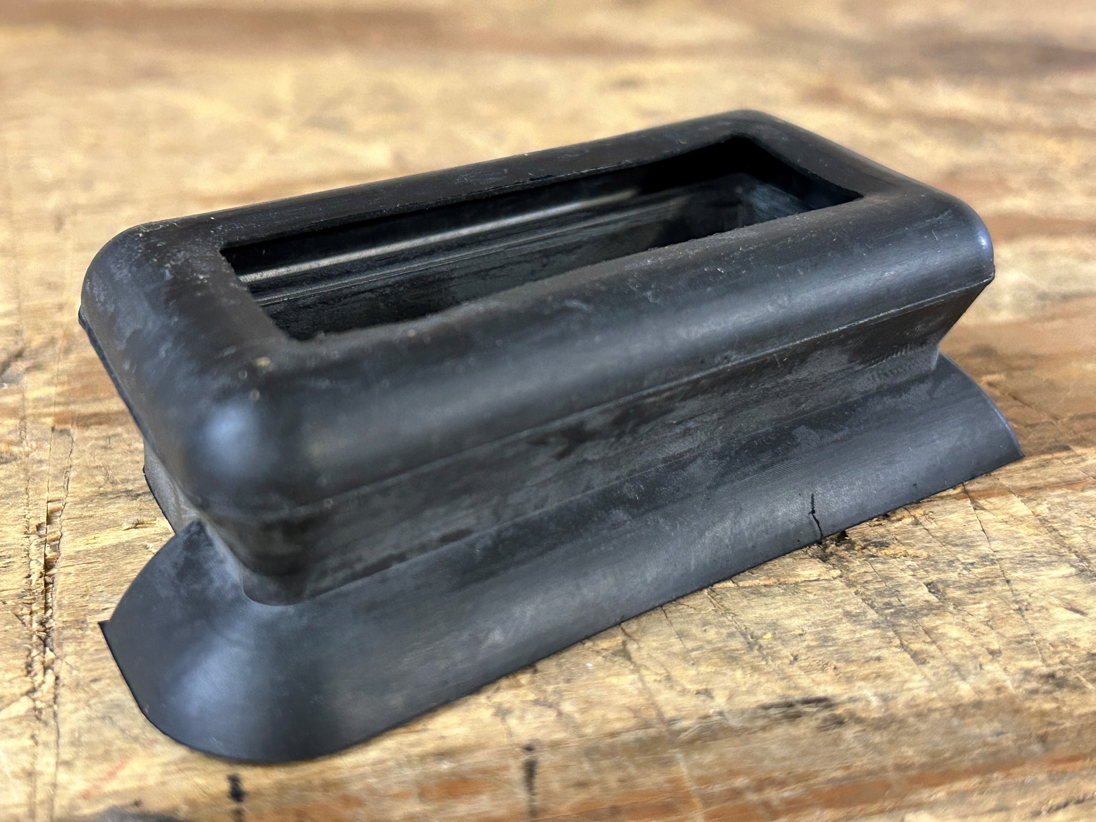 G372-105R Door Panel Air Duct Grommet, Right
